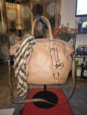 👜MK Michael Kors Pebbled Leather Satchel with MK Charm In Preloved Condition